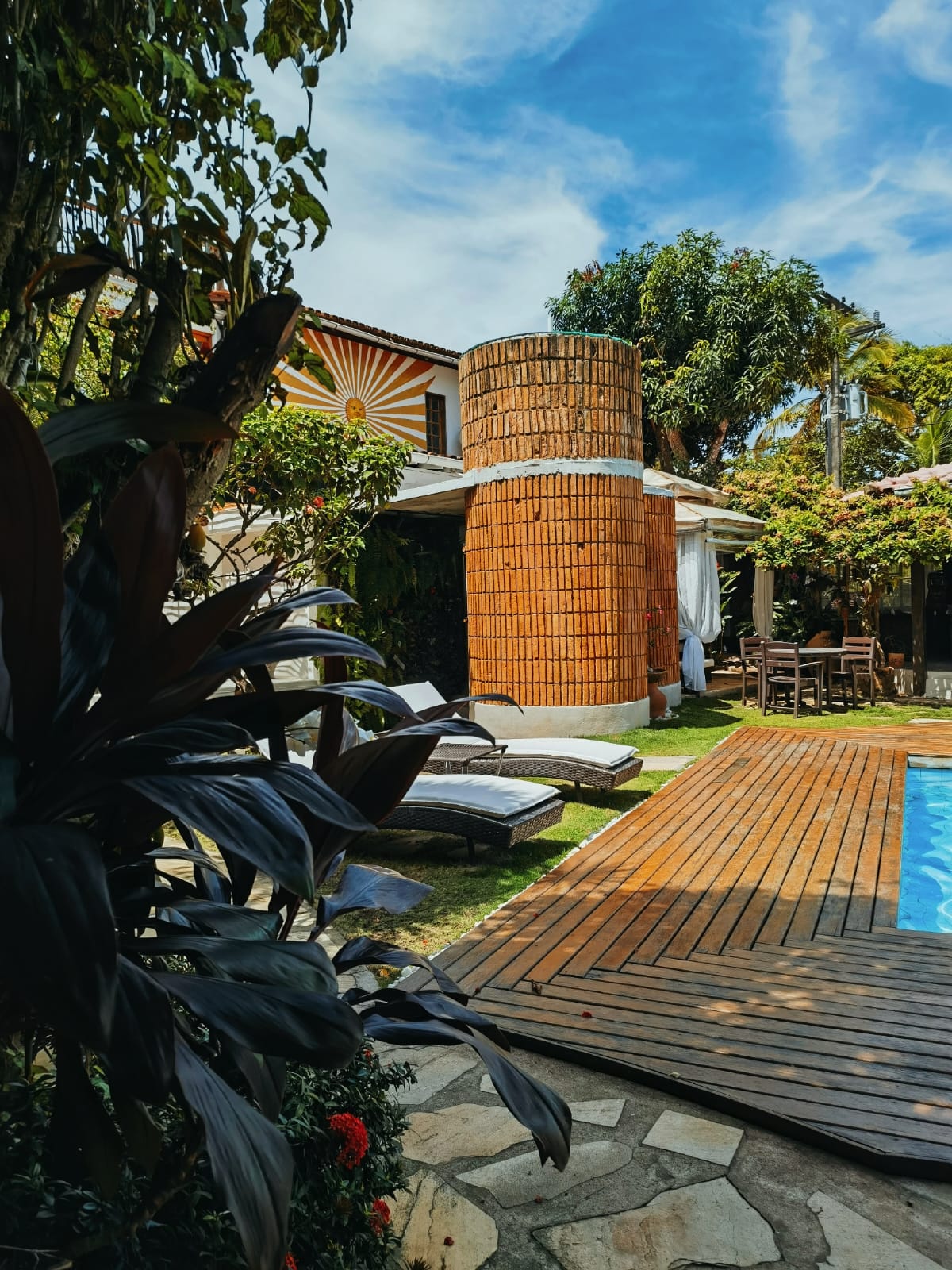 Hotéis investem em estações para carros elétricos e impulsionam turismo sustentável  